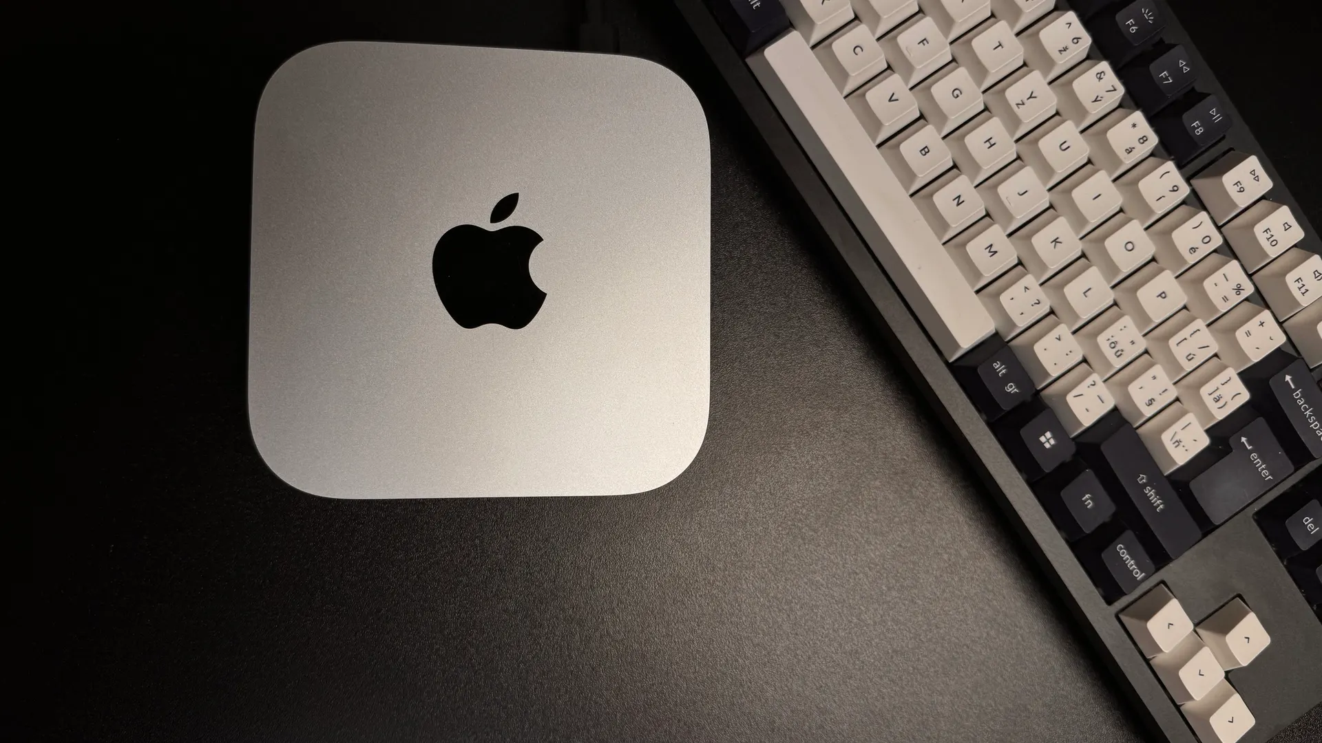 Mac mini a klávesnice na stole v CodeClever – pracovní prostředí AI agenta
