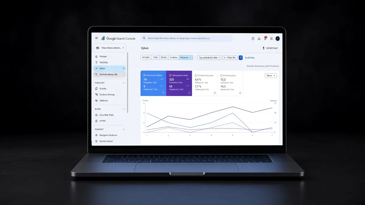 Notebook s Google Search Console – rostoucí kliky a zobrazení webu codeclever.cz